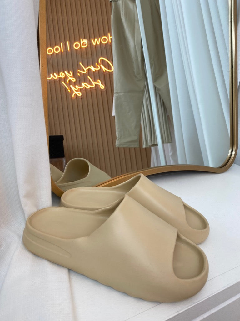 Saint rubberised sliders